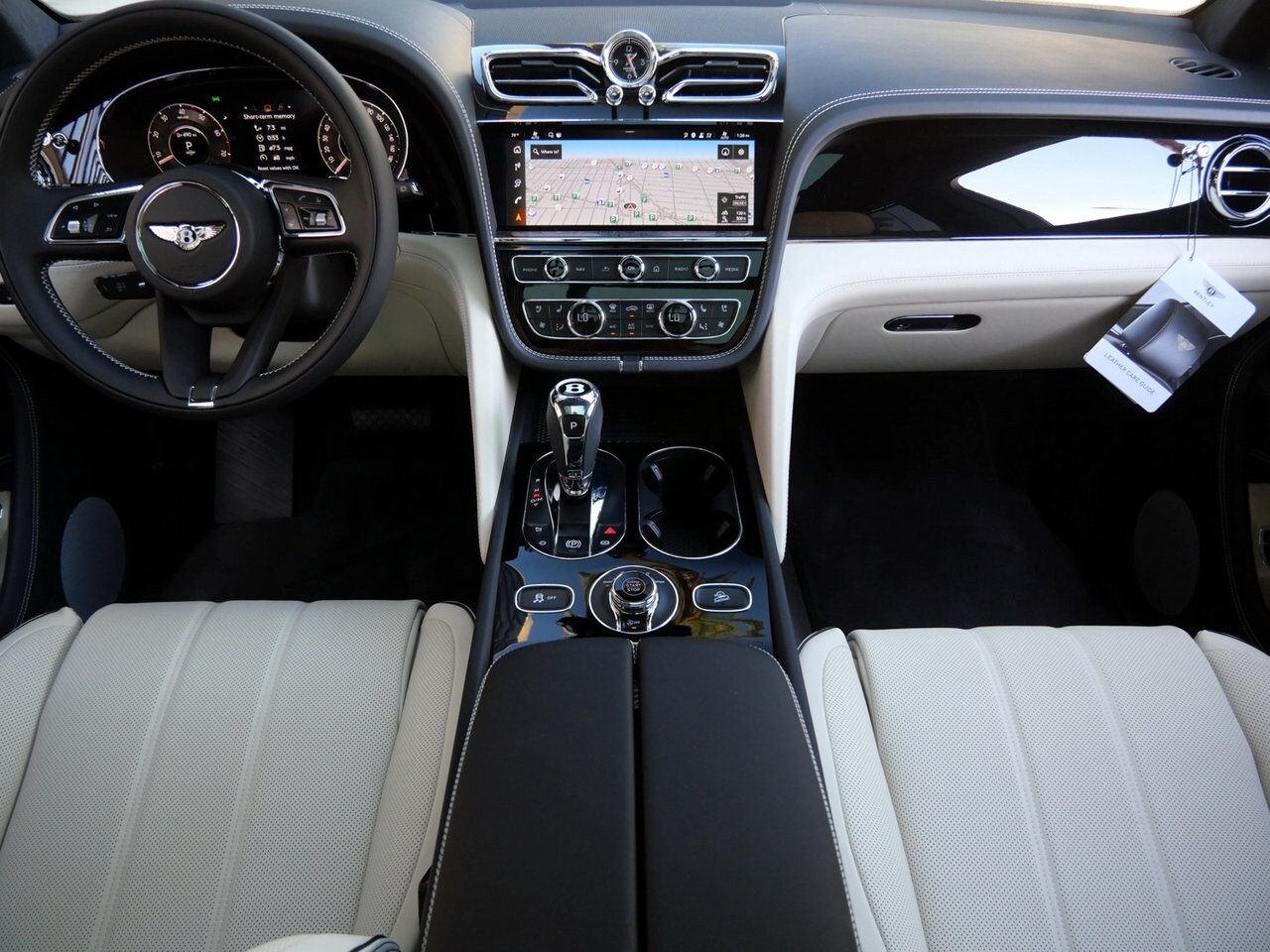 2025 Bentley Bentayga V8 photo 4