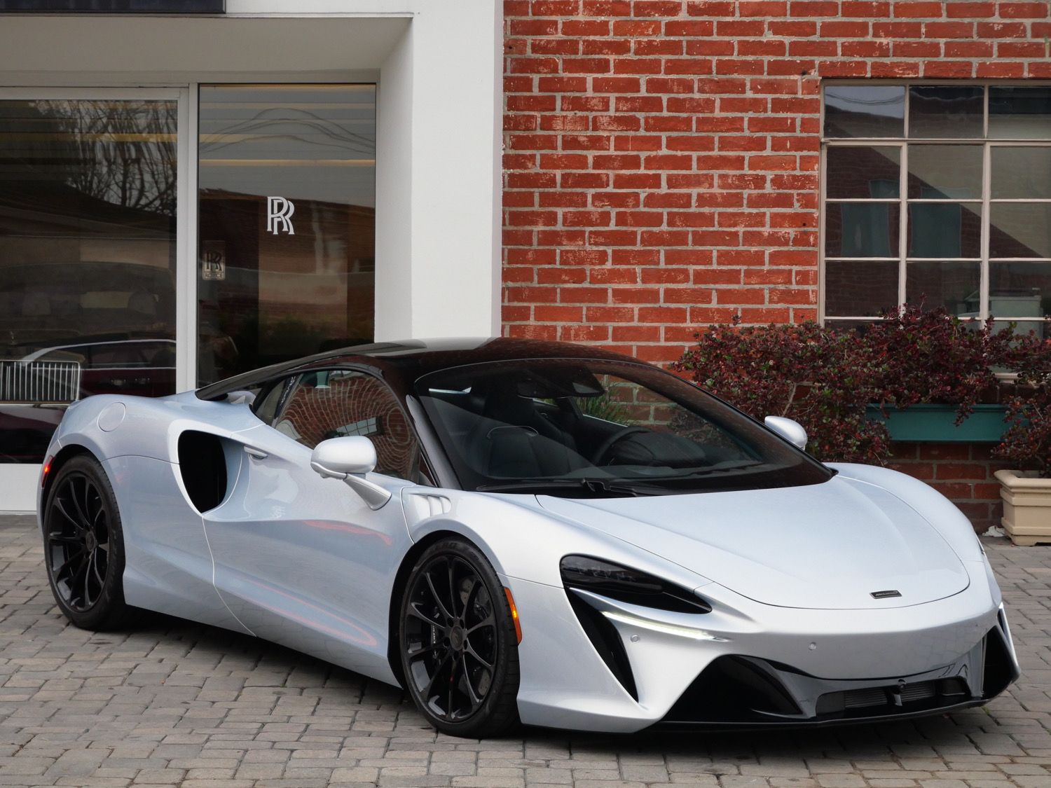 2026 McLaren Artura's photo