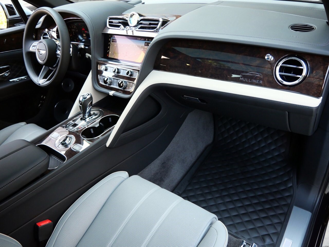 2025 Bentley Bentayga EWB Mulliner photo 2