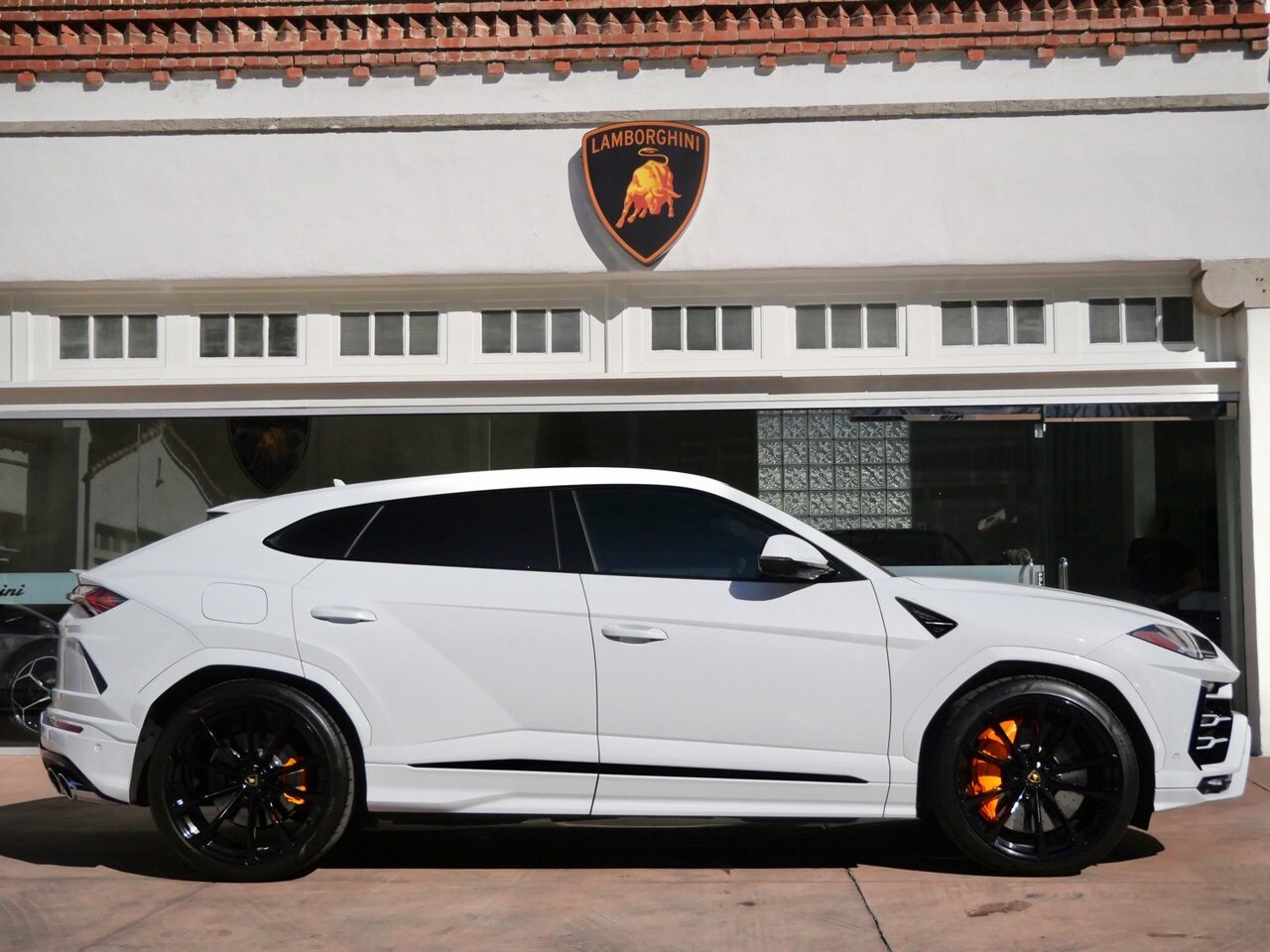 2022 Lamborghini Urus photo 2