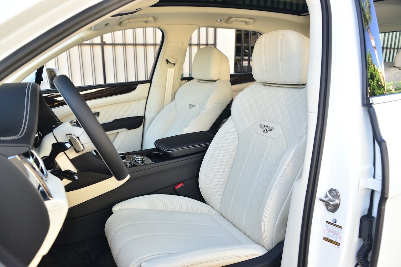 2022 Bentley Bentayga V8 photo 2