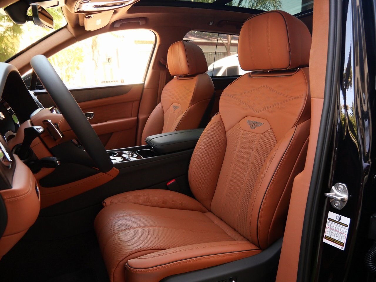 2025 Bentley Bentayga V8 photo 2