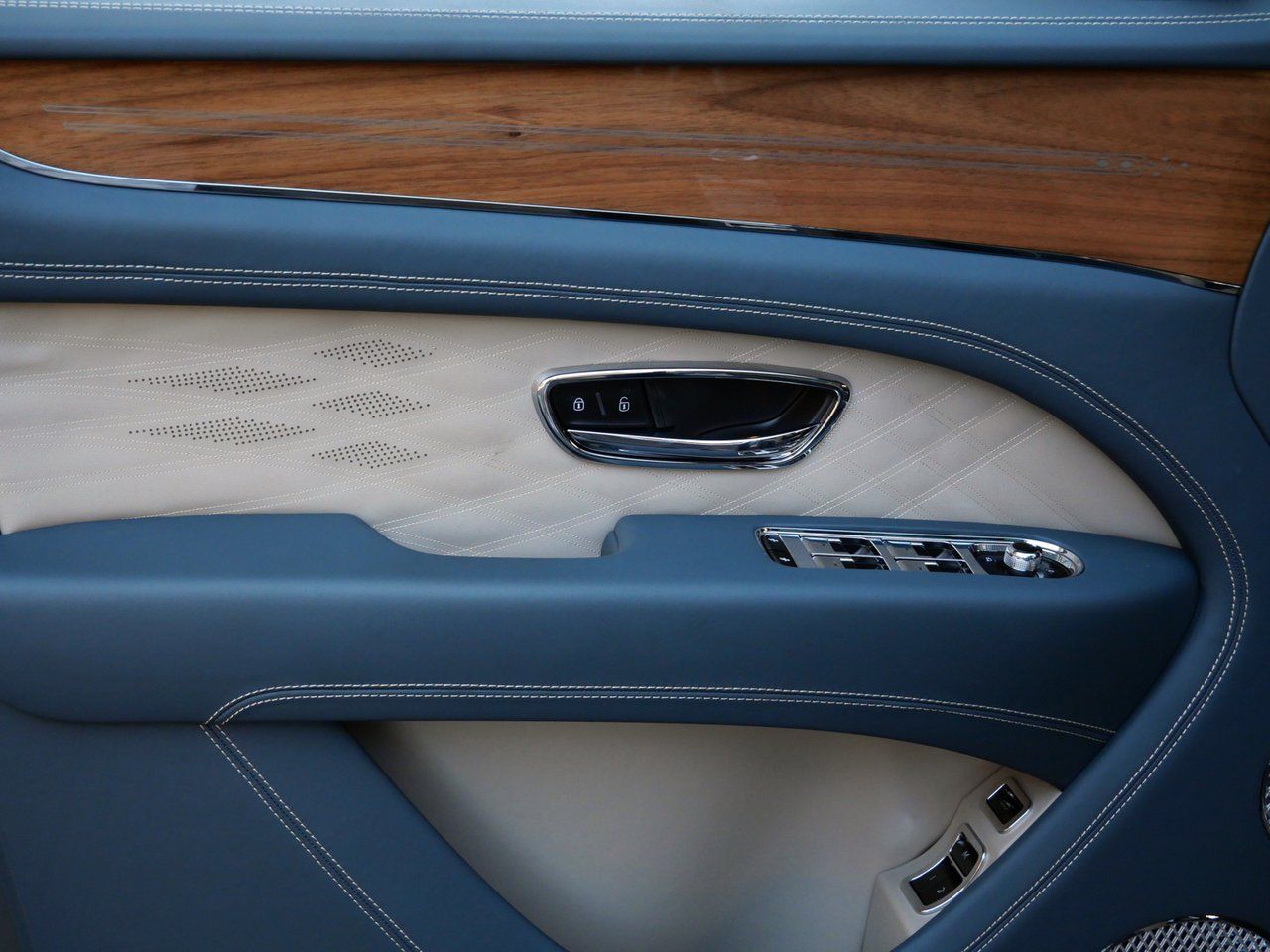 2025 Bentley Bentayga - Photo 14