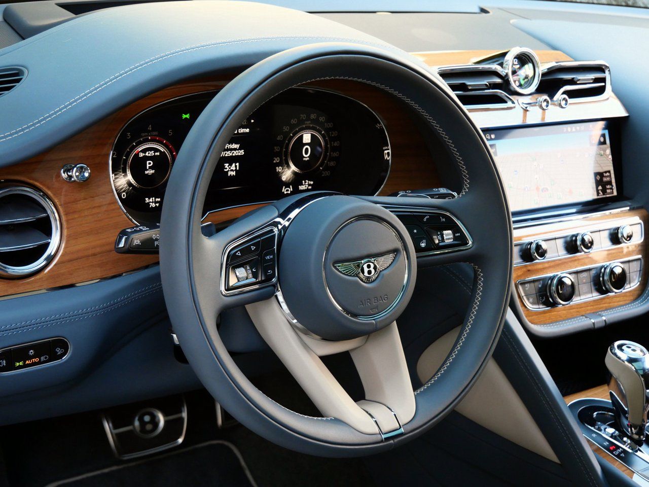 2025 Bentley Bentayga - Photo 12