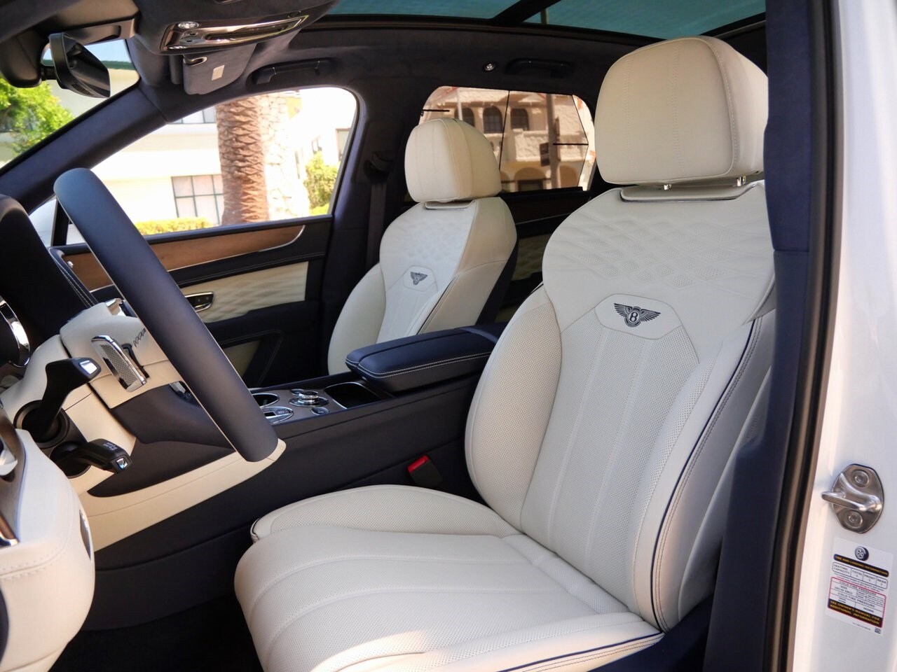 2025 Bentley Bentayga Azure photo 2