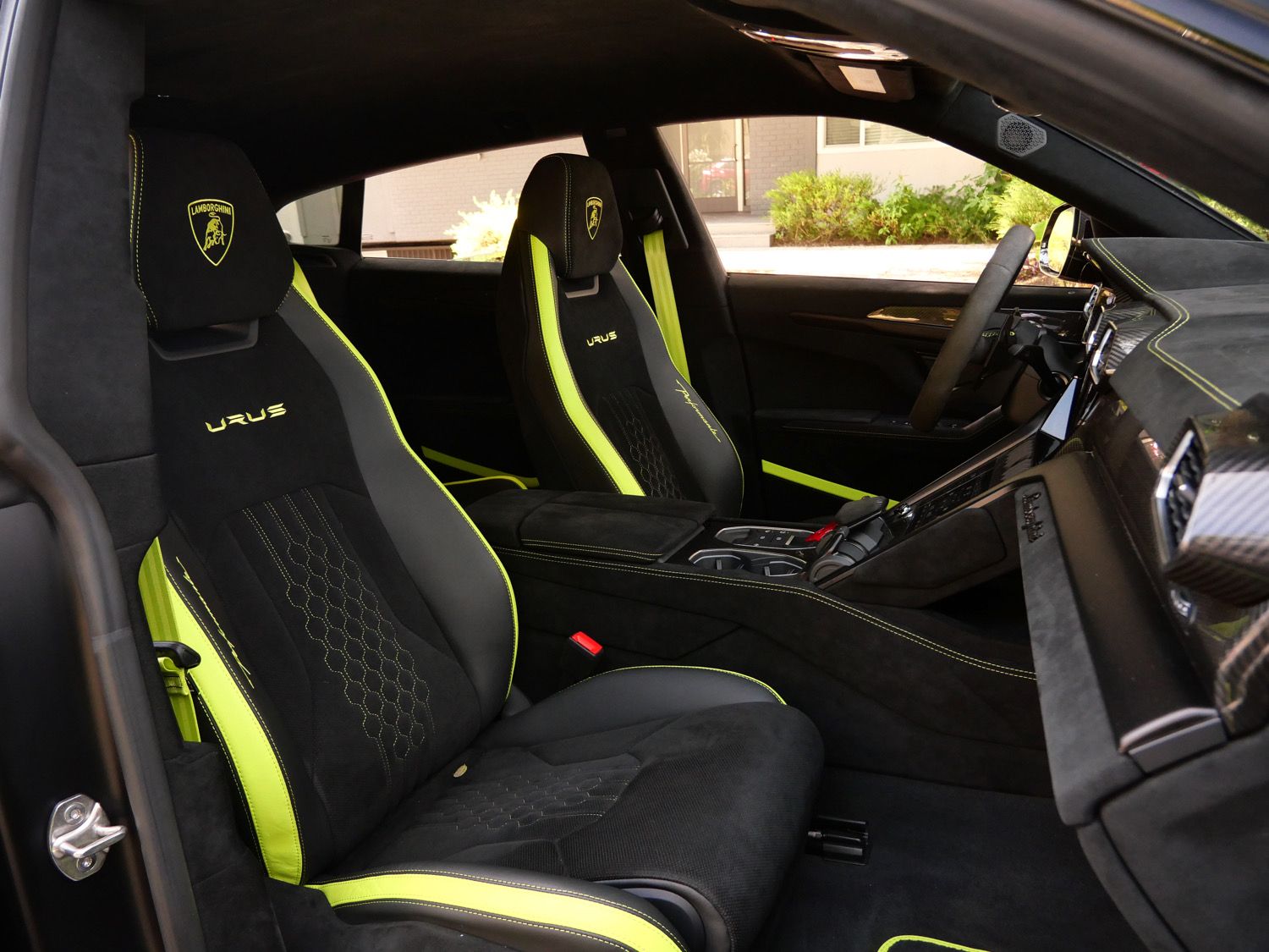 2024 Lamborghini Urus Performante photo 3