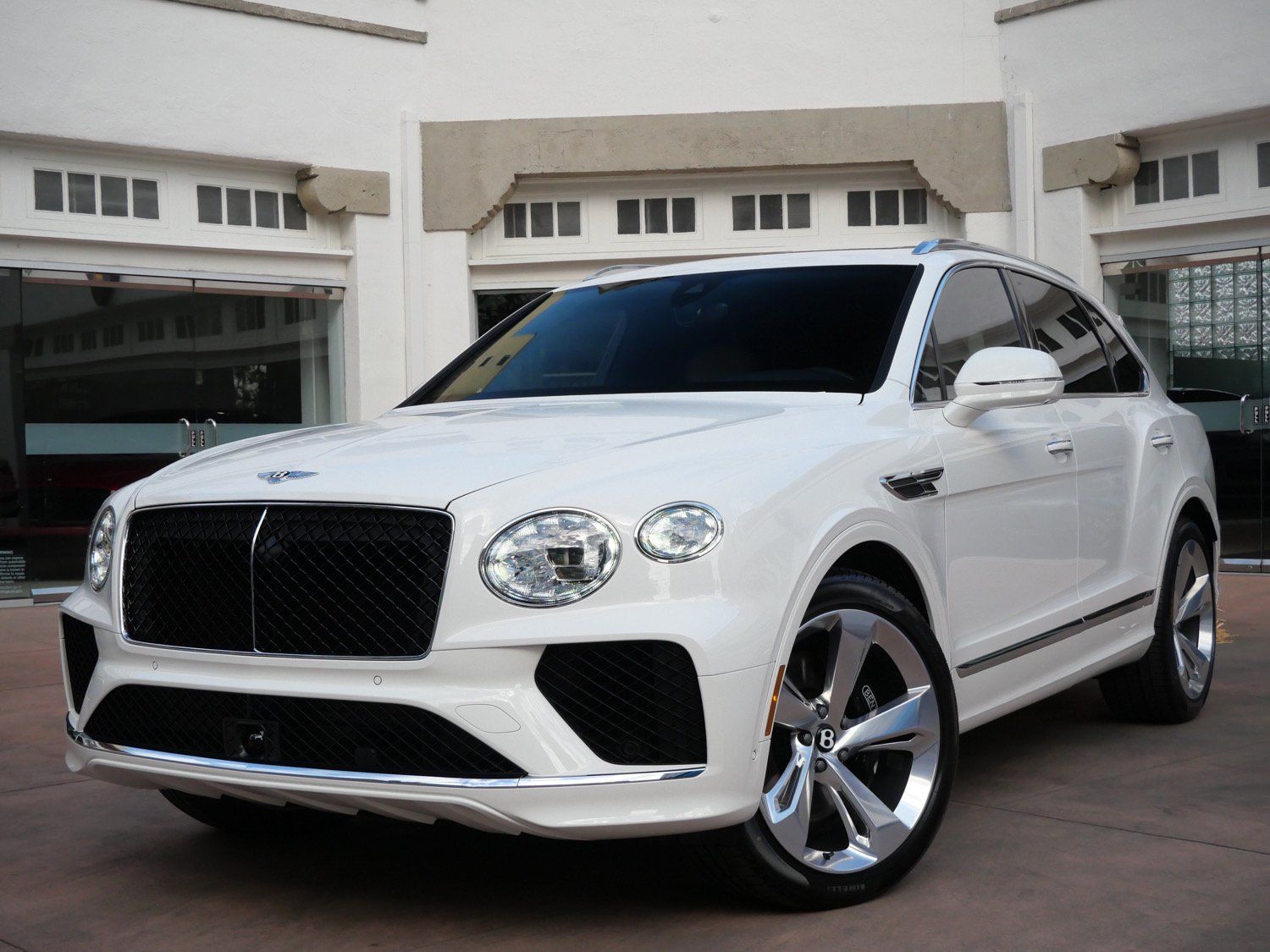 2025 Bentley Bentayga V8 photo 6