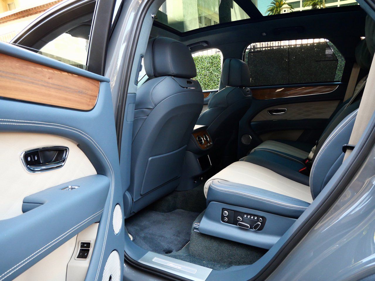 2025 Bentley Bentayga - Photo 19