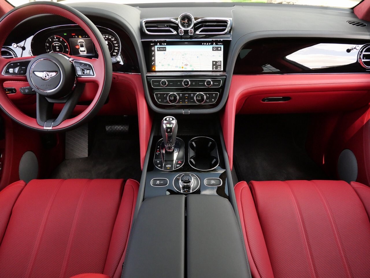 2025 Bentley Bentayga V8 photo 4