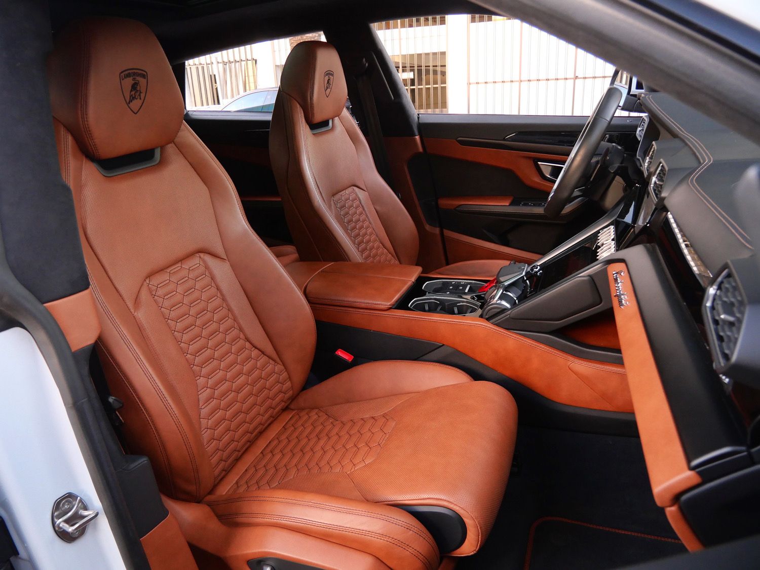 2021 Lamborghini Urus photo 3