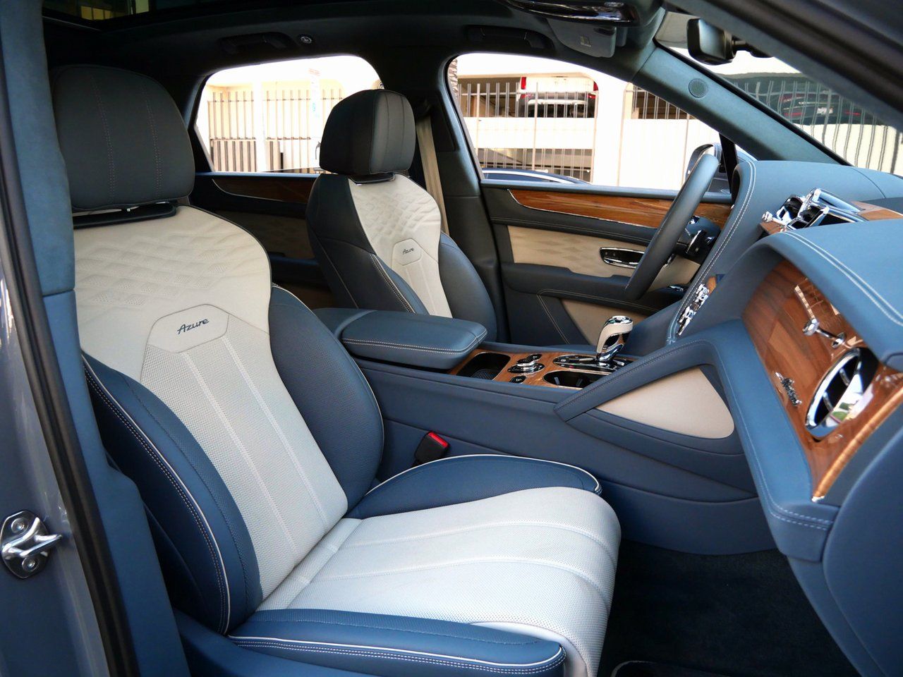2025 Bentley Bentayga - Photo 27