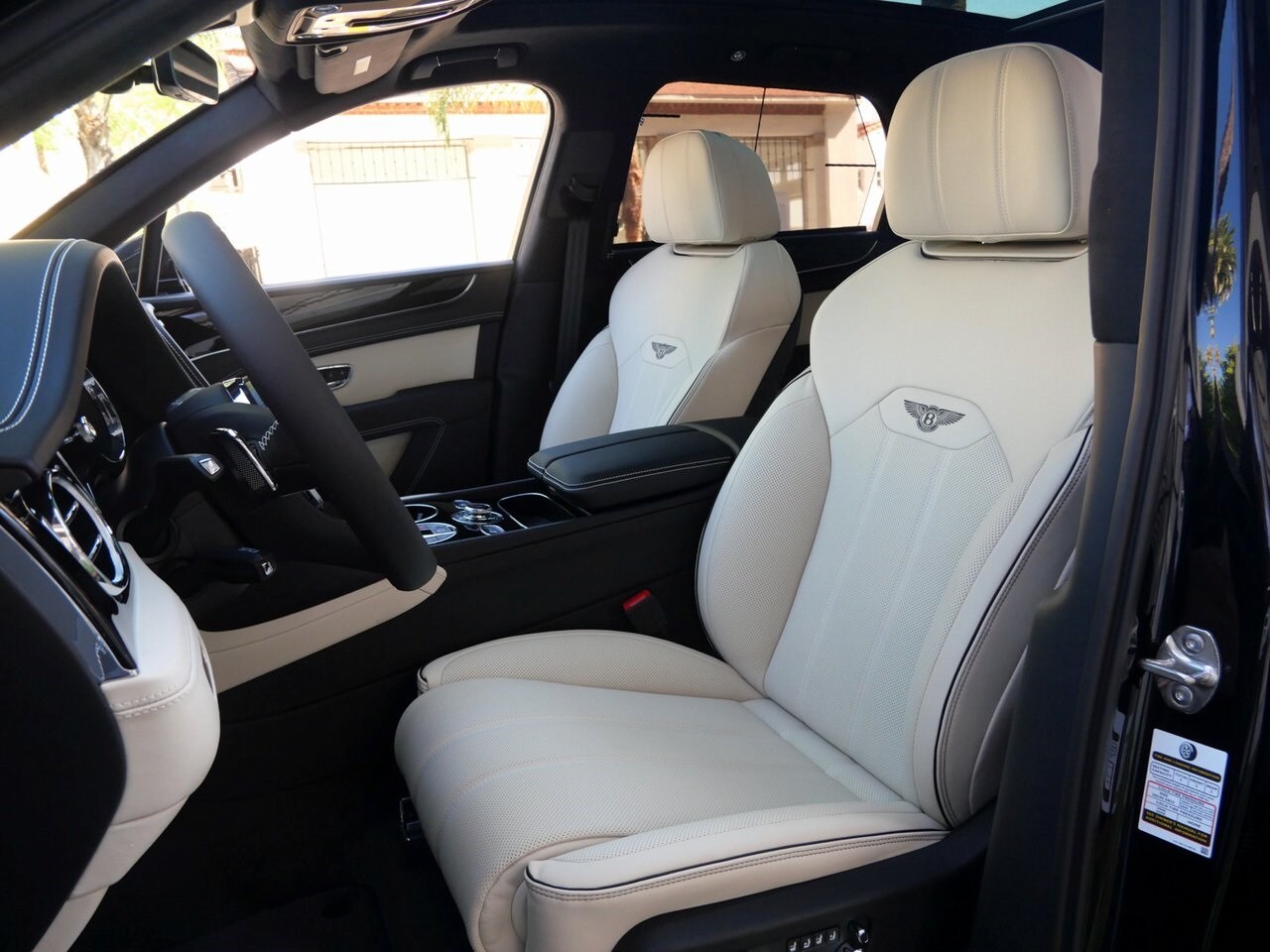 2025 Bentley Bentayga V8 photo 2