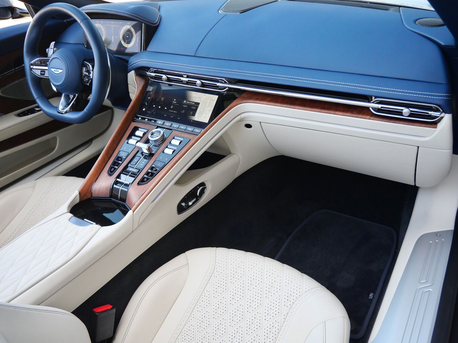 2025 Aston Martin DB12 Base - Photo 25