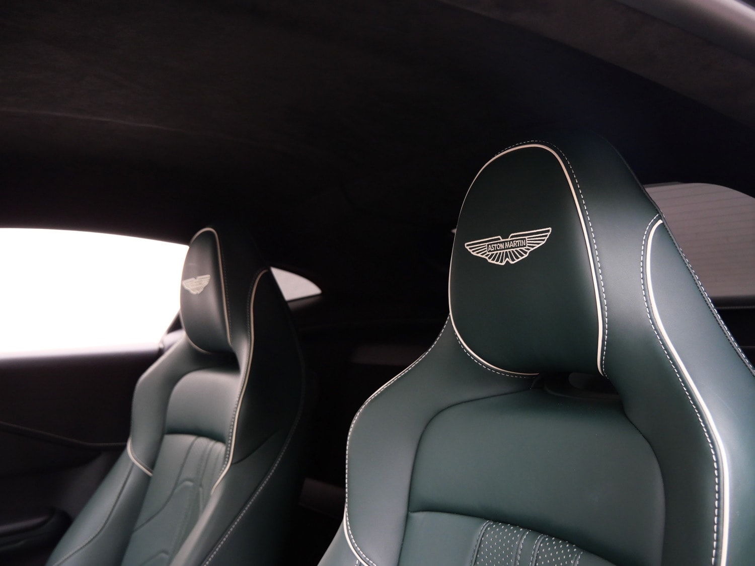 2025 Aston Martin Vantage photo 4