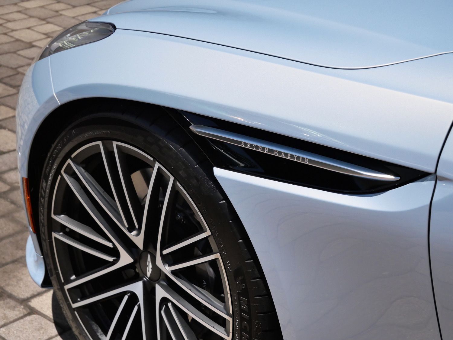 2025 Aston Martin DB12 Base - Photo 9
