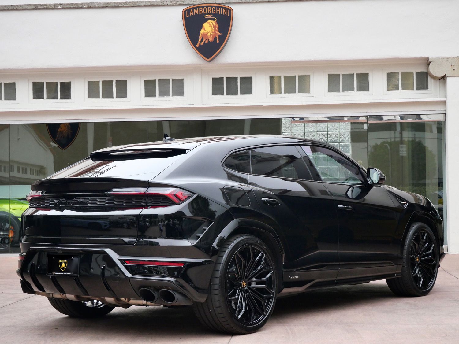 2025 Lamborghini Urus SE photo 2