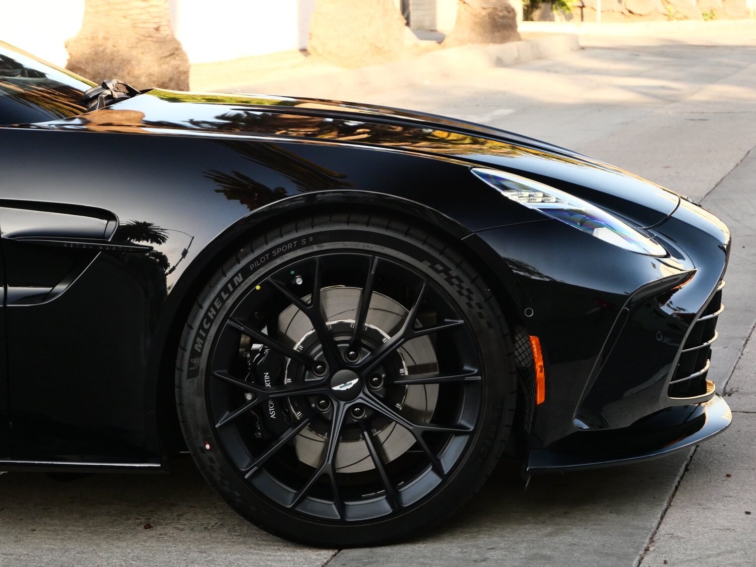 2025 Aston Martin Vantage photo 4