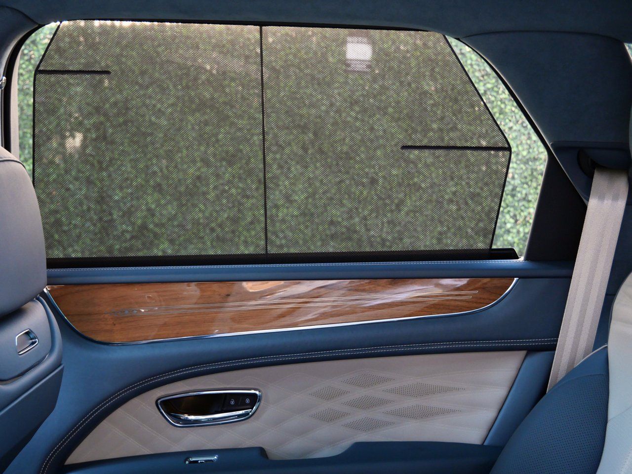 2025 Bentley Bentayga - Photo 23