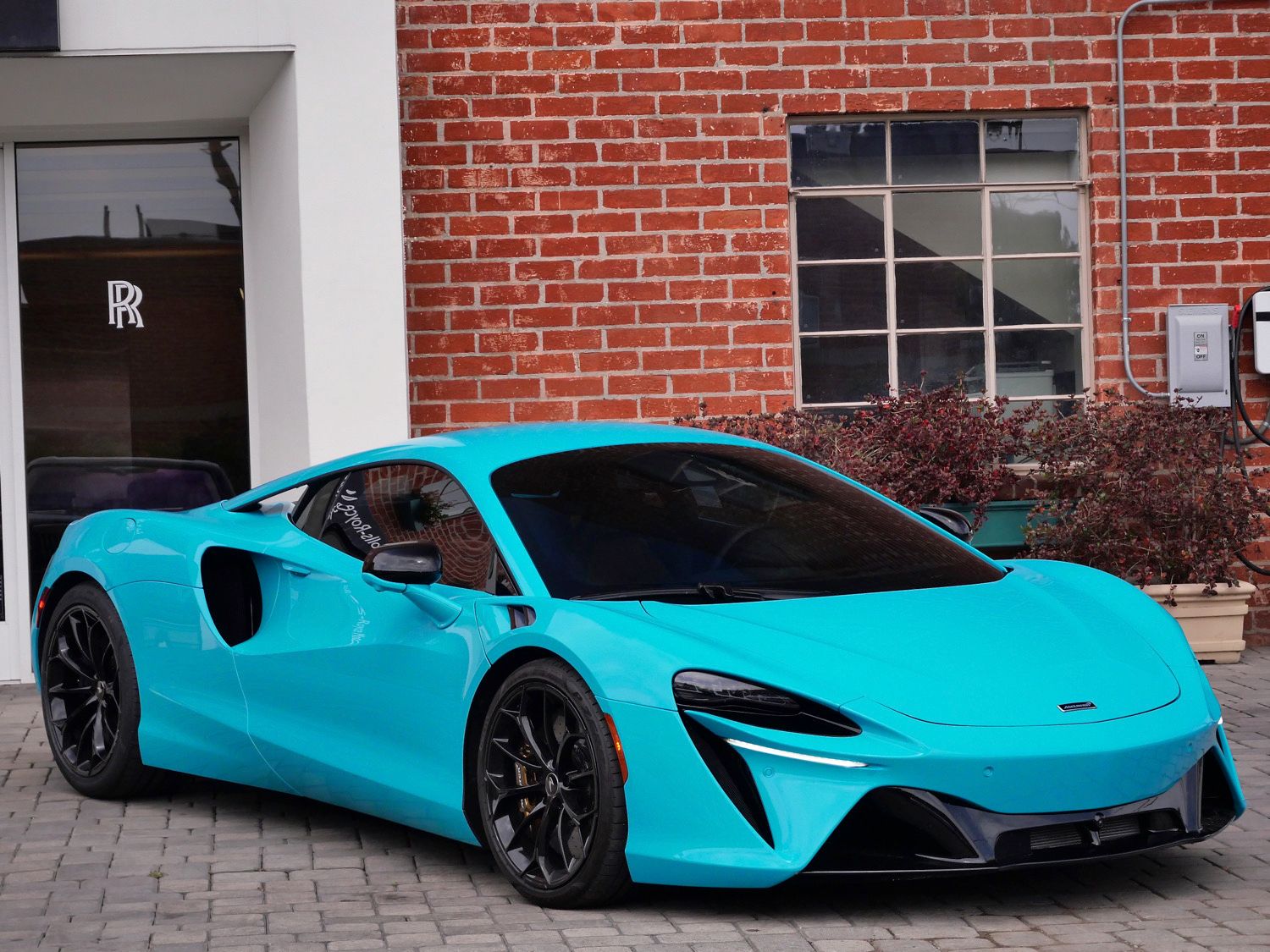 2023 McLaren Artura's photo