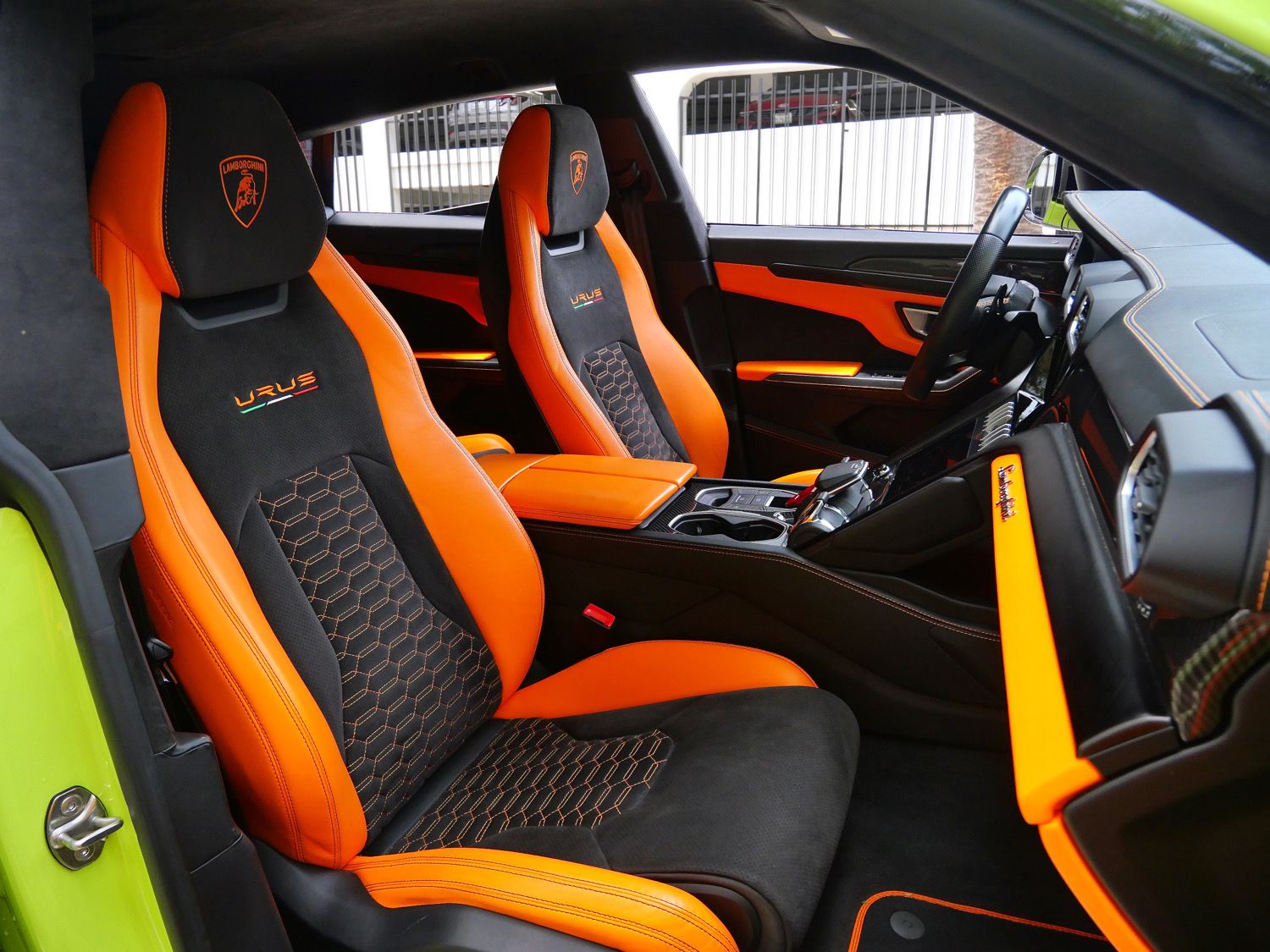 2022 Lamborghini Urus photo 3