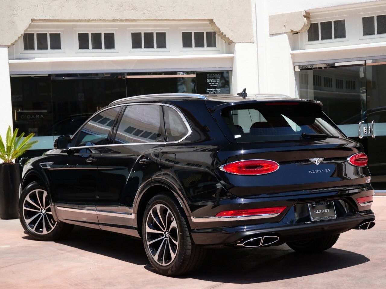2025 Bentley Bentayga Hybrid photo 2