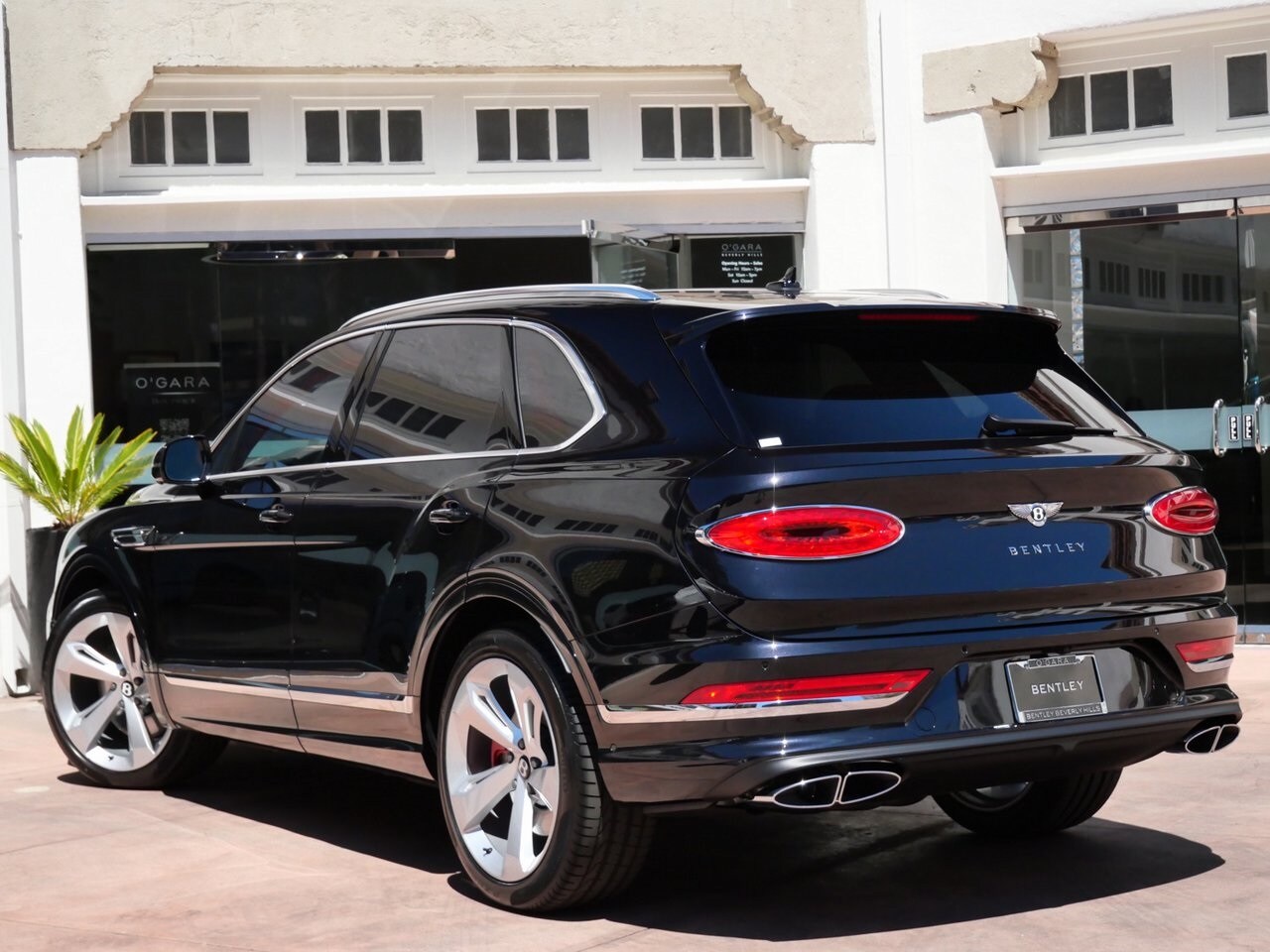 2025 Bentley Bentayga V8 photo 3