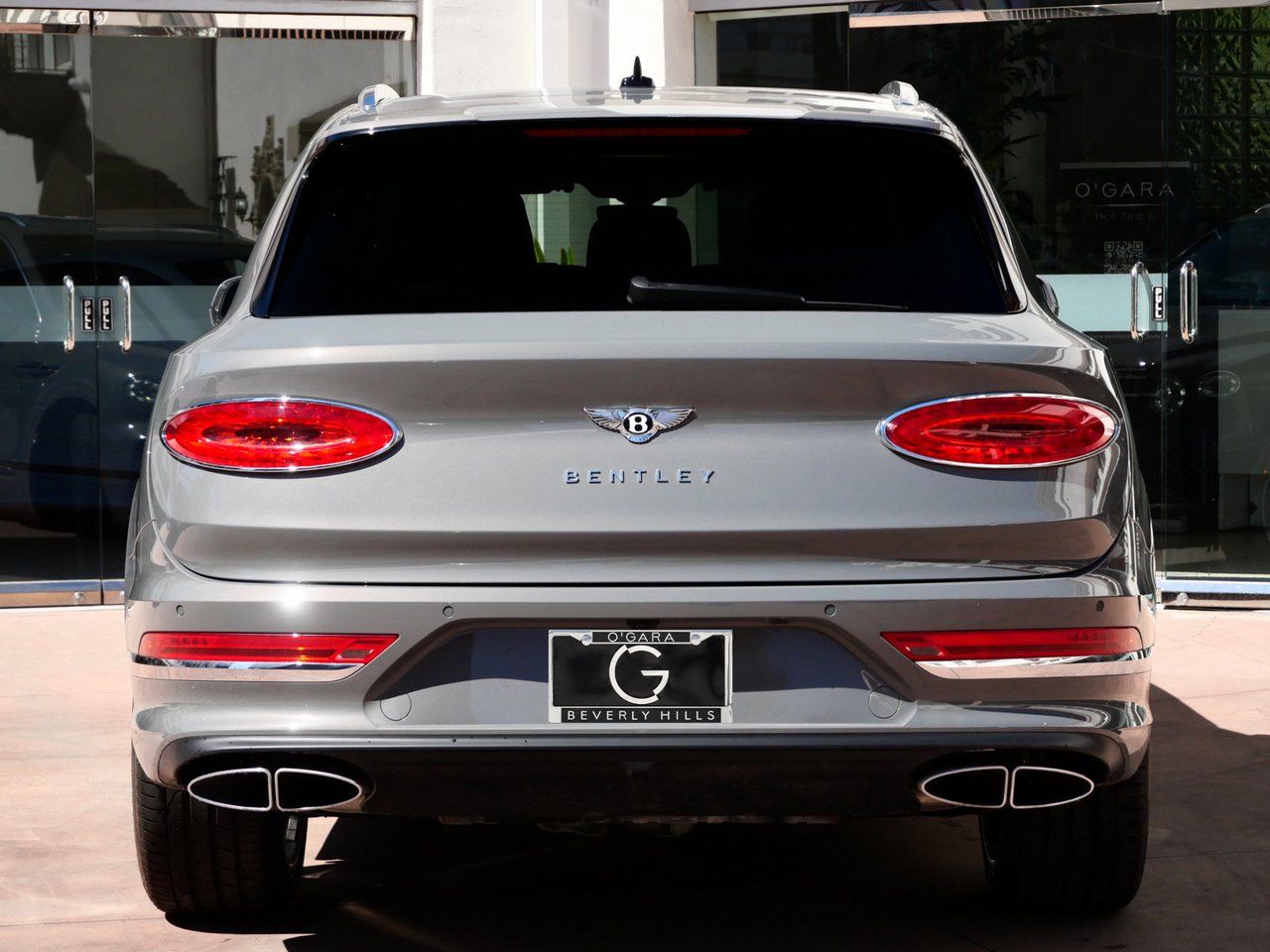 2025 Bentley Bentayga V8 photo 3