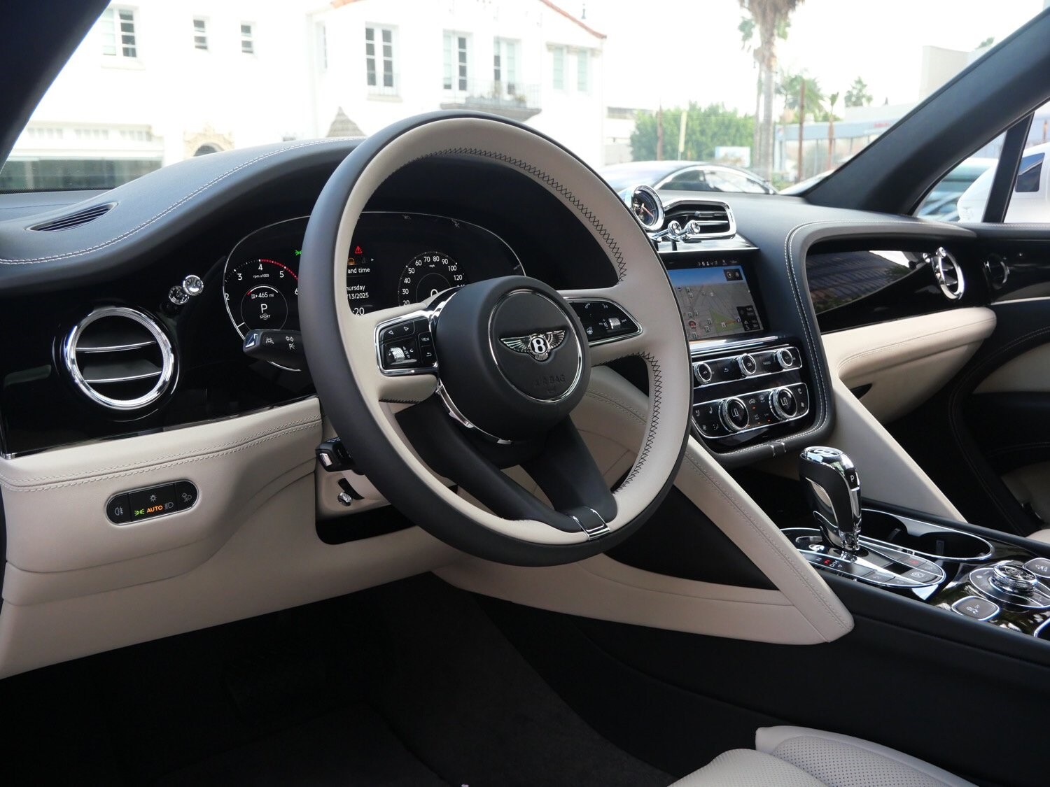 2025 Bentley Bentayga V8 photo 2