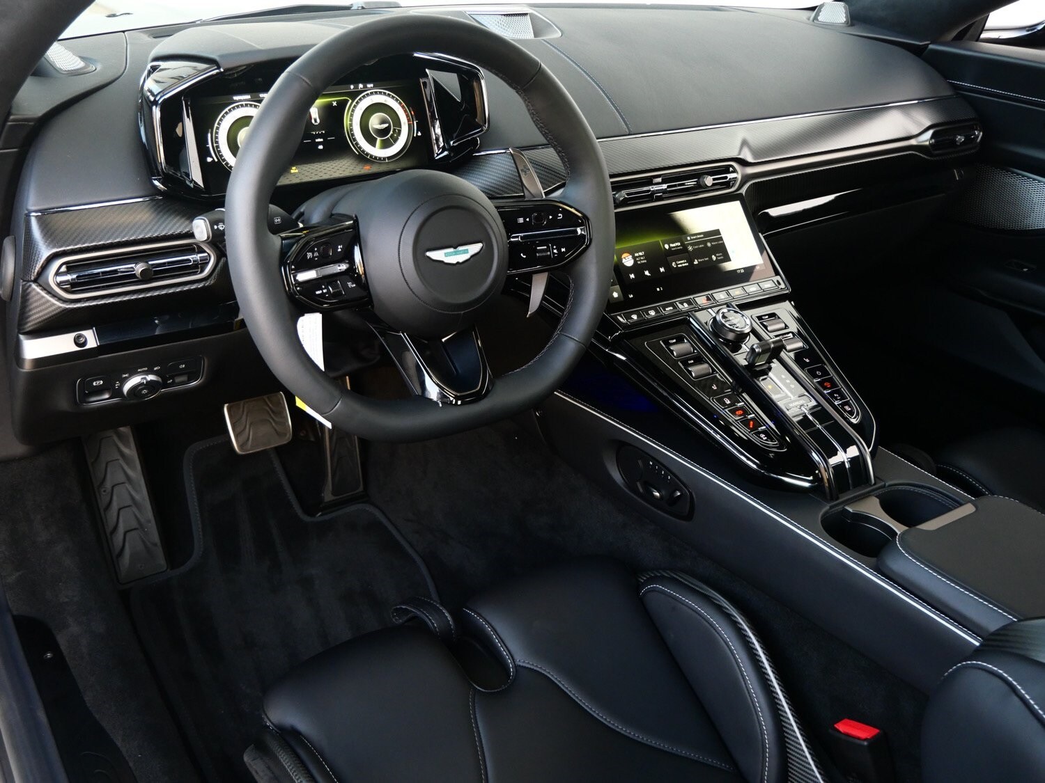 2025 Aston Martin Vantage photo 3