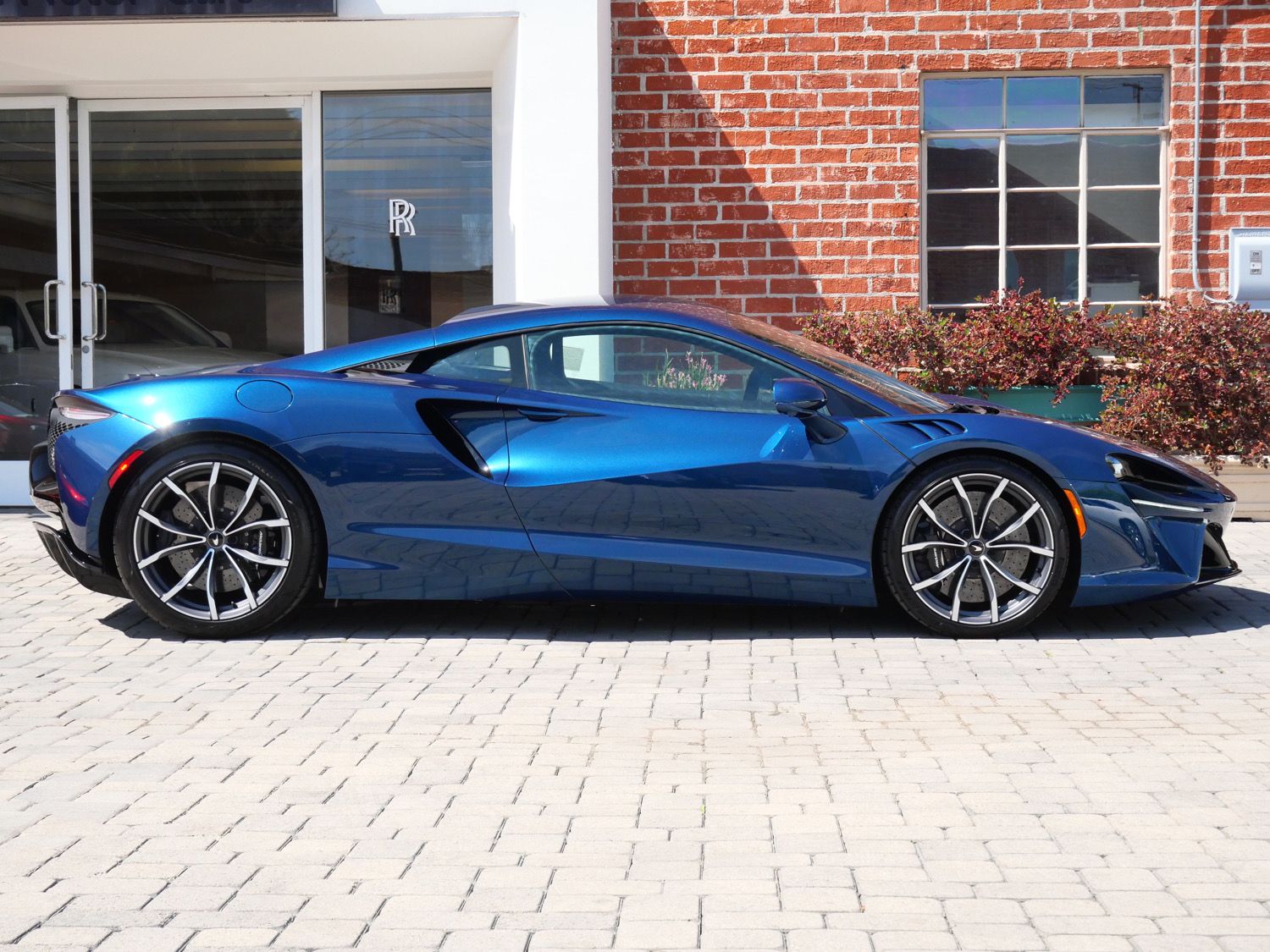 2023 McLaren Artura Performance photo 2