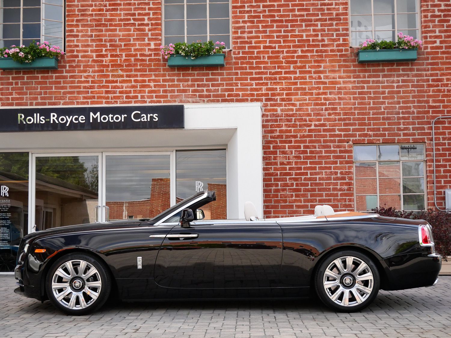 2017 Rolls-Royce Dawn photo 2