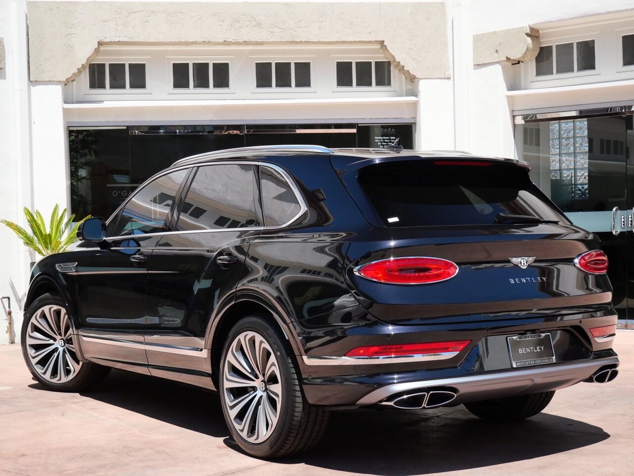 2025 Bentley Bentayga V8 photo 3