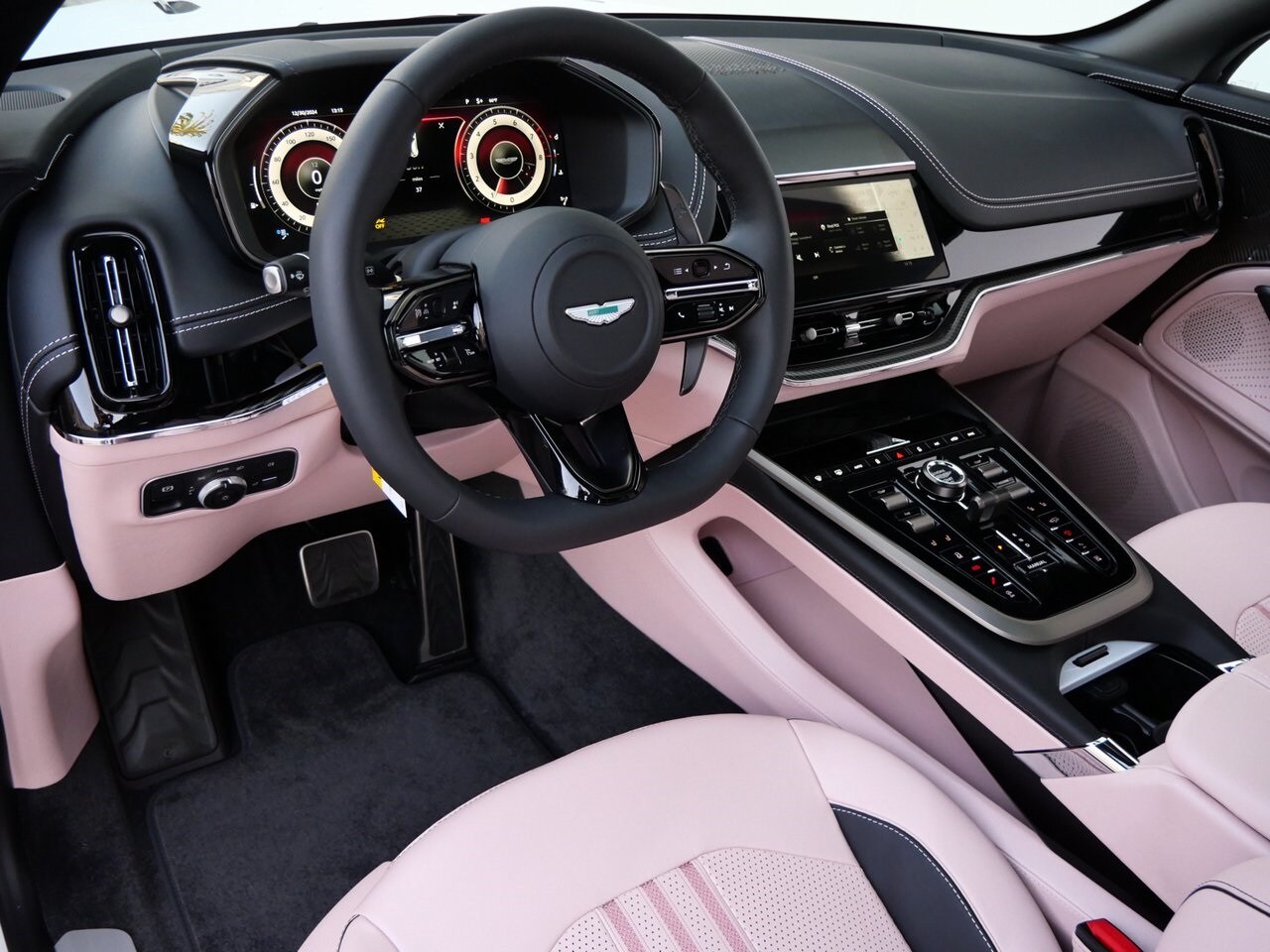 2025 Aston Martin DBX photo 3