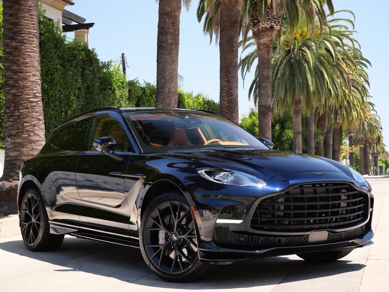 2025 Aston Martin DBX