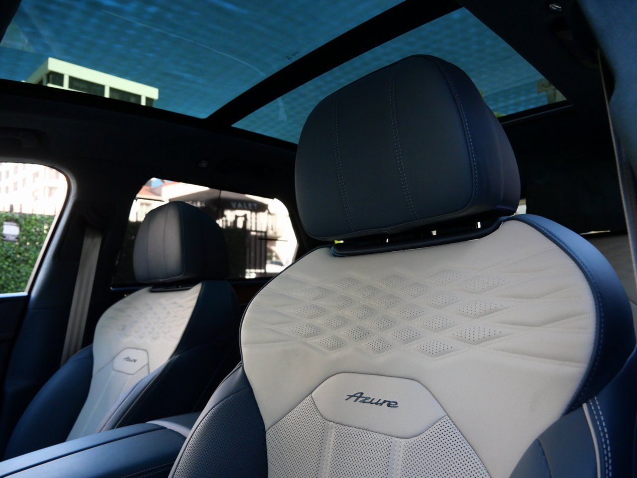 2025 Bentley Bentayga - Photo 17
