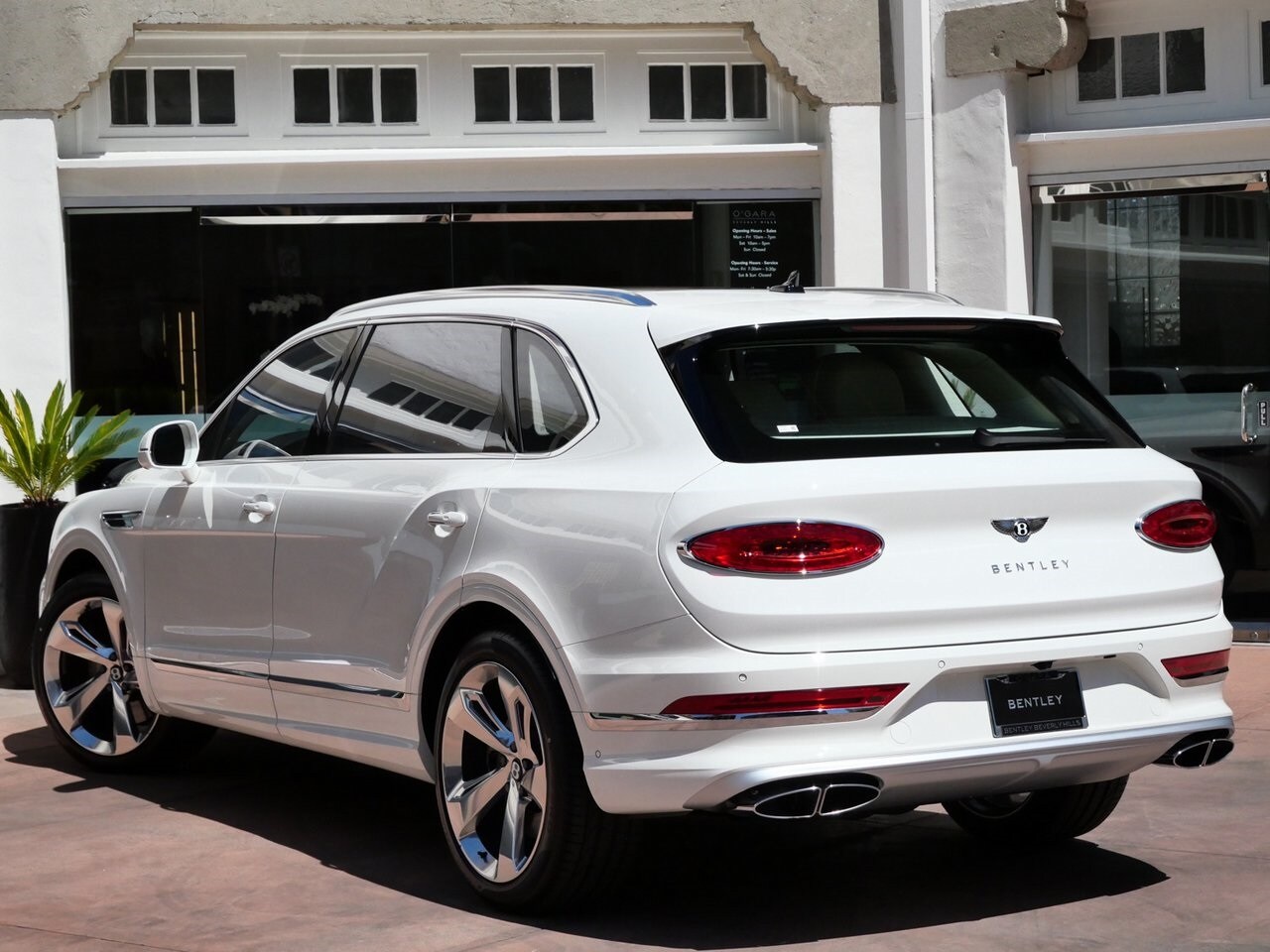 2024 Bentley Bentayga EWB photo 3