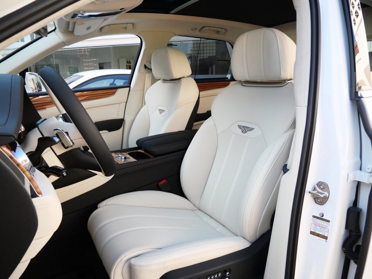 2025 Bentley Bentayga Hybrid photo 2