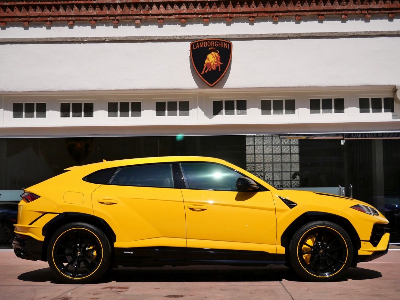 2023 Lamborghini Urus S photo 2