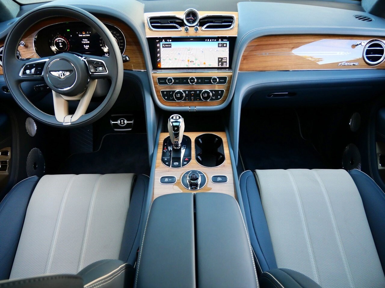 2025 Bentley Bentayga V8 photo 3