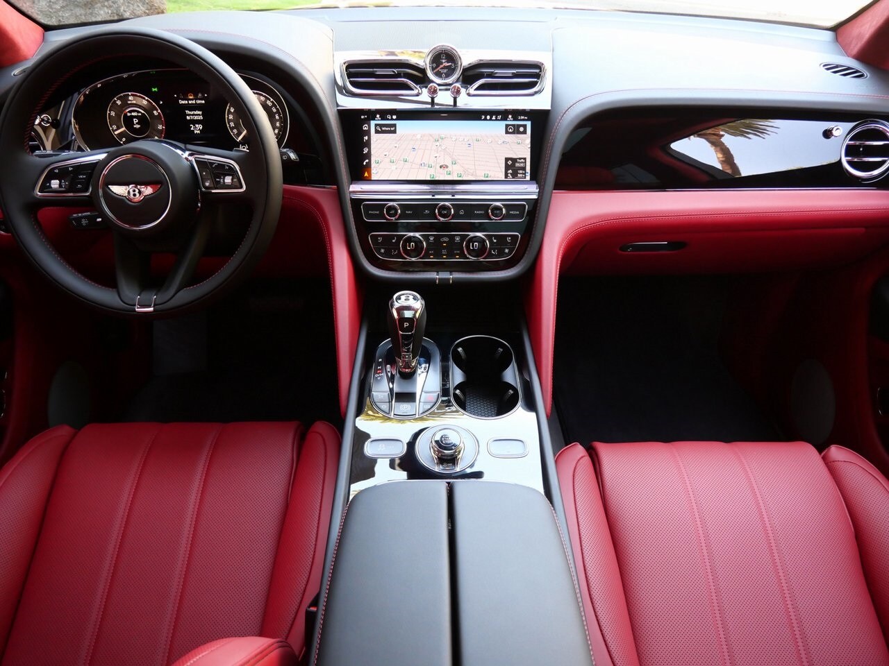 2025 Bentley Bentayga V8 photo 4