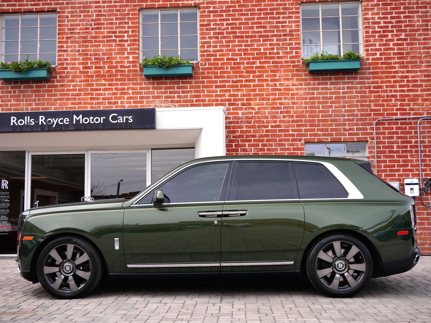 2023 Rolls-Royce Cullinan photo 2