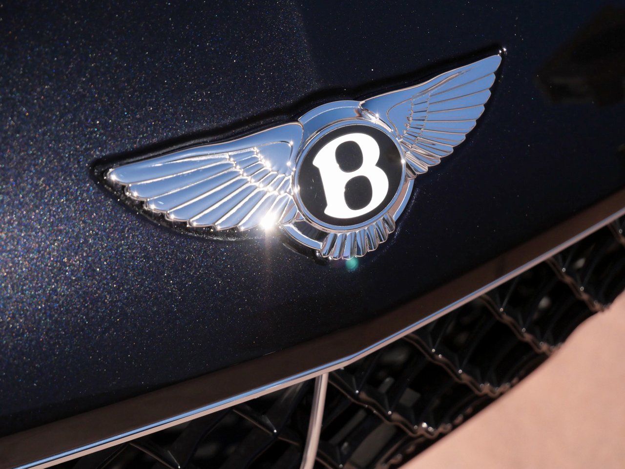 2025 Bentley Bentayga EWB photo 3