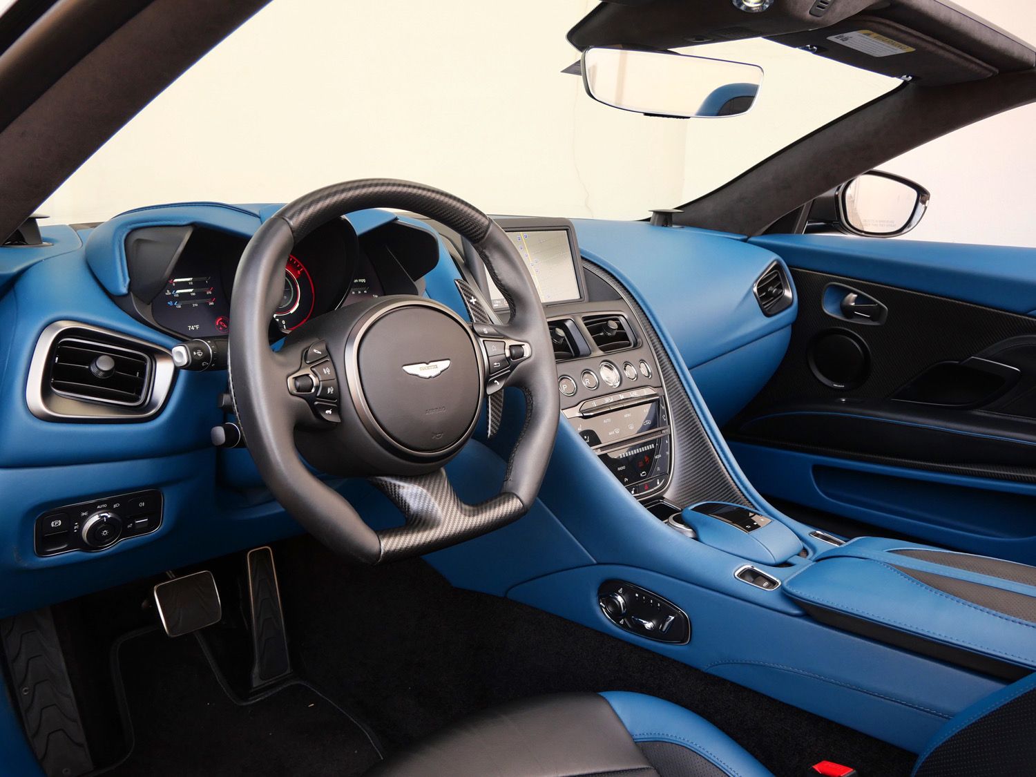 2020 Aston Martin DBS Superleggera photo 2