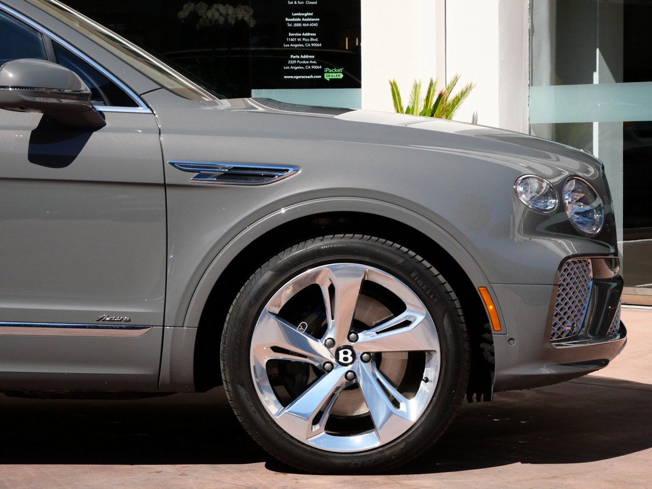 2025 Bentley Bentayga V8 photo 5