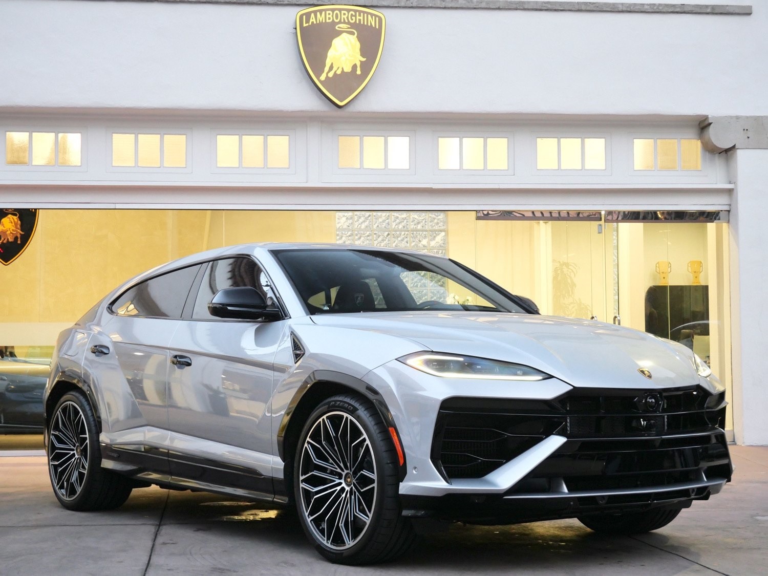 2025 Lamborghini Urus SE's photo