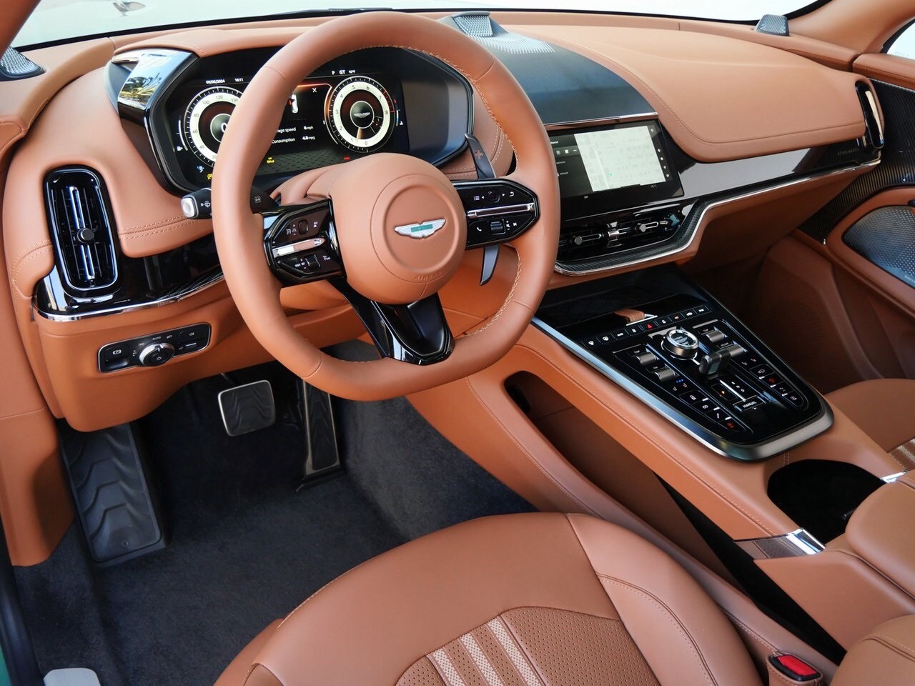 2025 Aston Martin DBX photo 3
