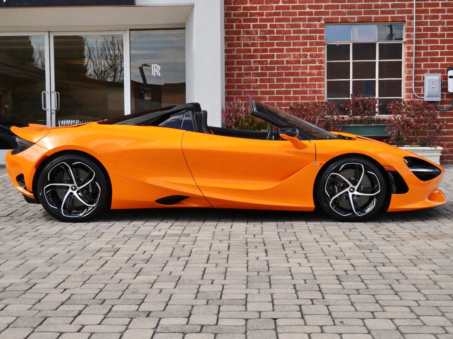 2024 McLaren 750S Performance photo 2