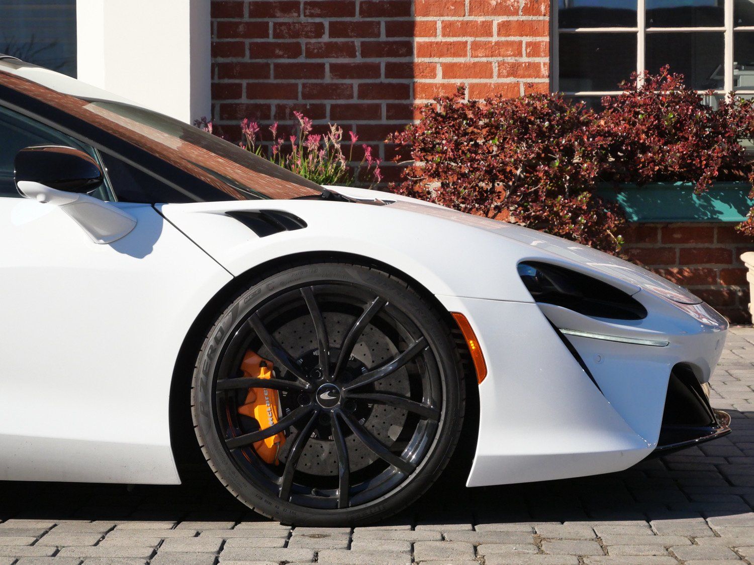 2023 McLaren Artura Performance photo 6