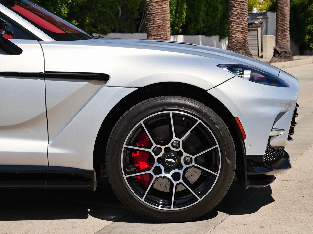 2023 Aston Martin DBX photo 4