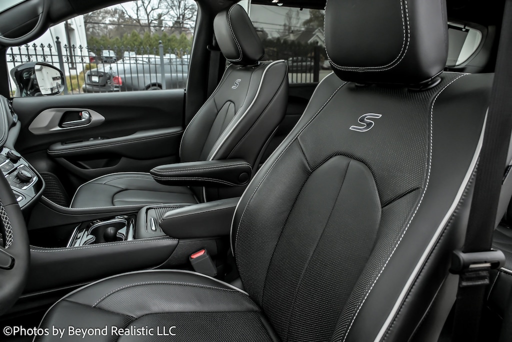 Used 2024 Chrysler Pacifica Limited Limited AWD